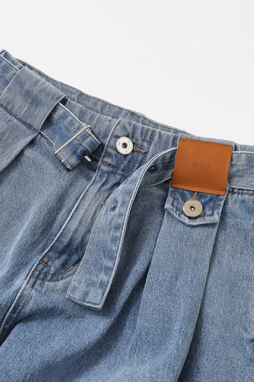 Pleated Loose Fit Jeans with Belt: Med Blue