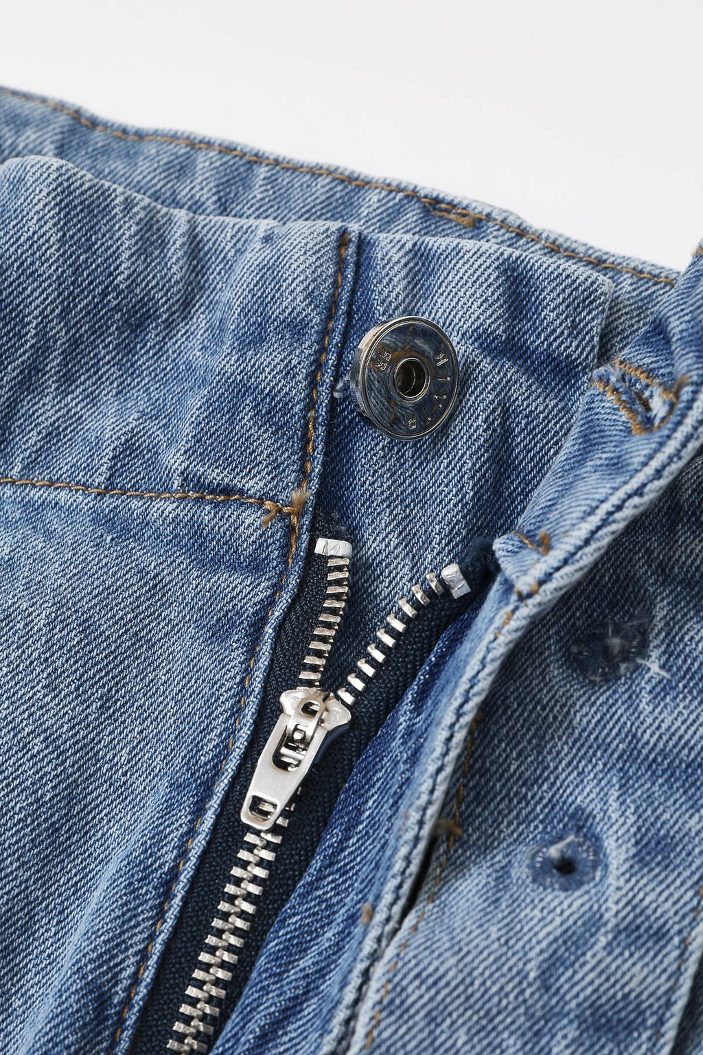 Pleated Loose Fit Jeans with Belt: Med Blue